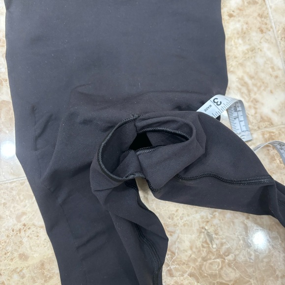 Skims Body Sculpting Leggings. Black. Size S/M - Picture 6 of 10